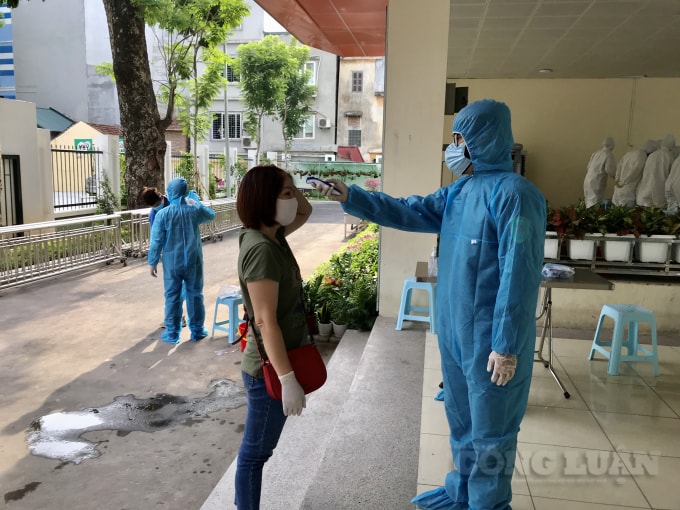 Người dân được đo thân nhiệt, rửa tay sát khuẩn và thực hiệm nghiêm túc những quy định về giữ khoảng cách để bảo đảm an toàn phòng chống dịch bệnh Covid-19