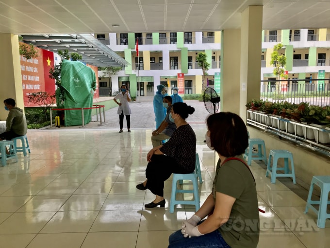 Người dân được phân luồng, giữ khoảng tối thiểu cần thiết