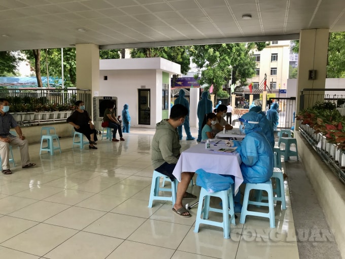 Nhiều người dân không giấu được sự lo lắng trước khi thực hiện việc test nhanh Covid-19