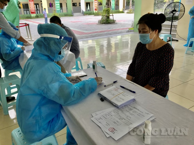 Công dân thực hiện thủ tục khai báo Y tế trước khi làm xét nghiệm