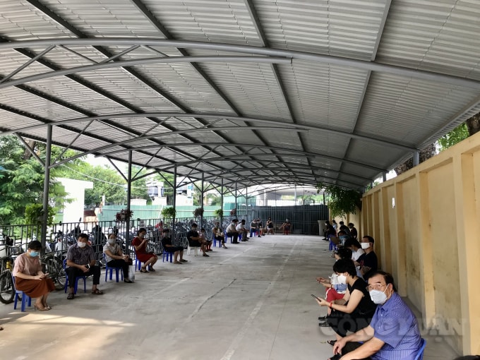 Ghi nhận thực tế của PV Báo Nhà báo & Công luận, ngay từ đầu giờ sáng đã có rất đông người dân đến xét nghiệm nhanh Covid-19 tại điểm Trường Tiểu học Hoàng Diệu (phường Cống Vị)