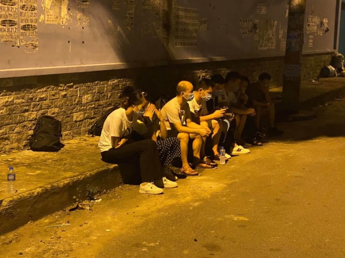 11 người Trung Quốc nhập cảnh trái phép vào TP.HCM bị bắt giữ hôm 30/7. Ảnh: TL.