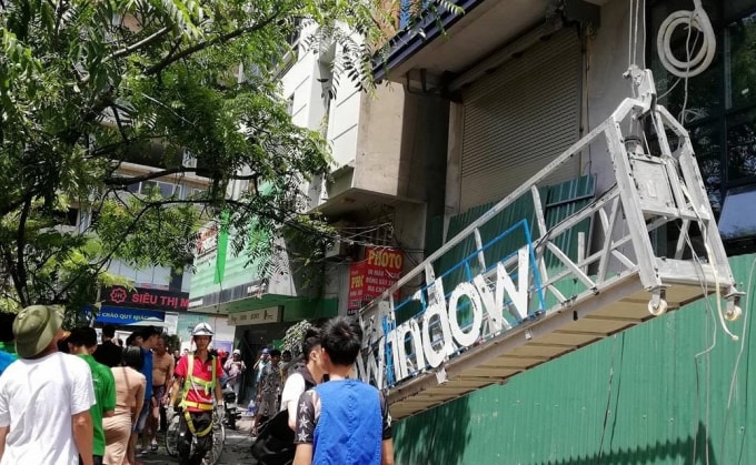 Chiếc vận thăng gắn logo Công ty Eurowindow đổ sập trước cửa tòa nhà 6 tầng khiến 2 thanh niên ngồi phía dưới bị thương. Ảnh: TL