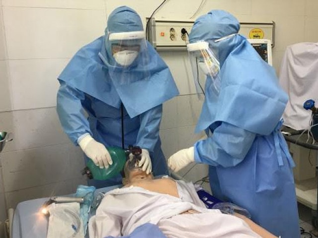 Tập trung cứu chữa cho các ca nhiễm Covid-19 có dấu hiệu tăng nặng. Ảnh: TL.