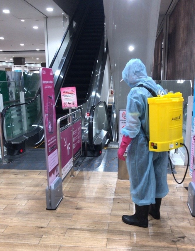 Phun khử khuẩn toàn bộ trung tâm mua sắm Aeon Mall Bình Tân. Ảnh: TL.