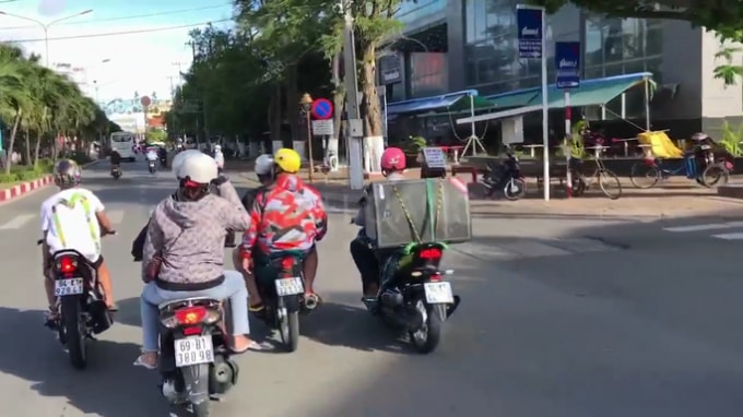 Nhóm thanh niên dàn hàng ngang trên đường. Ảnh: cắt từ clip.