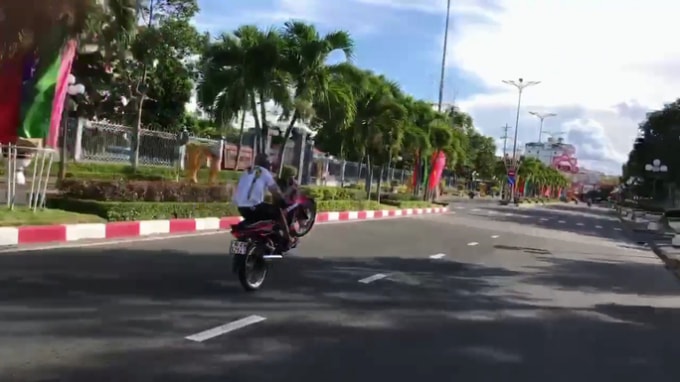 Một thanh niên thể hiện bốc đầu xe máy. Ảnh: cắt từ clip.