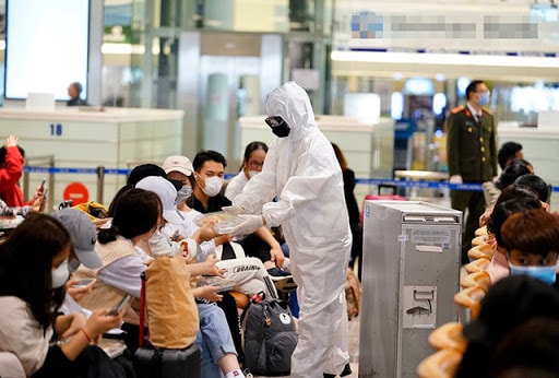 Thực hiện các biện pháp phòng dịch nơi công cộng. Ảnh: TL.