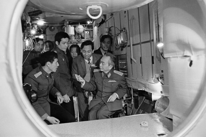 Đại tướng Võ Nguyên Giáp thăm Trung tâm đào tạo phi công vũ trụ. Ảnh Phạm Tiến Dũng
