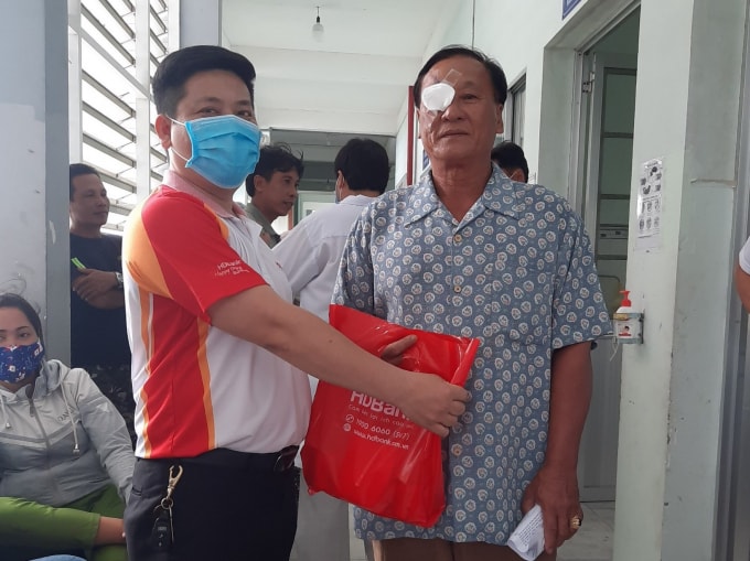 Cán bộ nhân viên HDBank thăm hỏi tặng quà bệnh nhân nghèo.