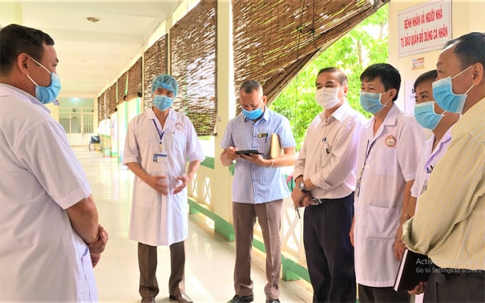 Lãnh đạo Sở Y tế tỉnh Đắk Lắk kiểm tra cơ sở vật chất phục vụ công tác cách ly và đều trị cho bệnh nhân Covid-19 tại Bệnh viện lao phổi Đắk Lắk. Ảnh: Báo Nhân dân