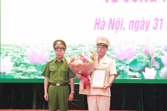 Thượng tướng Lê Quý Vương, Ủy viên Trung ương Đảng, Thứ trưởng Bộ Công an trao Quyết định bổ nhiệm Giám đốc Công an Hà Nội cho Thiếu tướng Nguyễn Hải Trung
