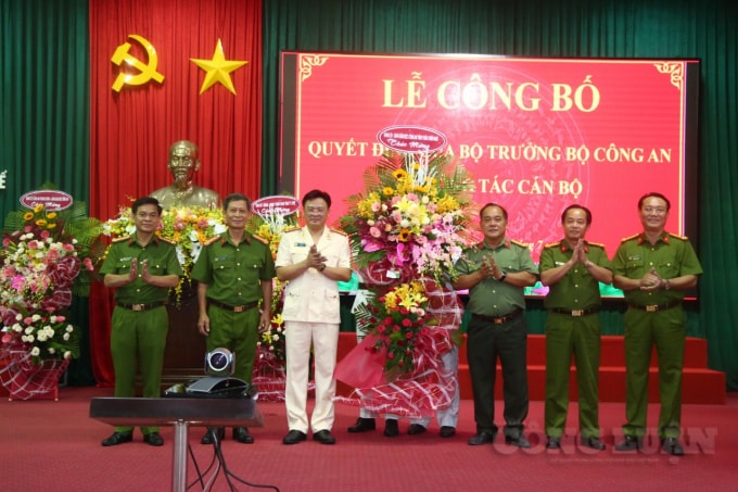 Lãnh đạo Công an tỉnh tặng hoa chúc mừng Thượng tá Nguyễn Thanh Tuấn.
