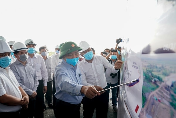 Thủ tướng Nguyễn Xuân Phúc cùng đoàn công tác thị sát, kiểm tra Dự án cao tốc Trung Lương - Mỹ Thuận. Ảnh: VGP