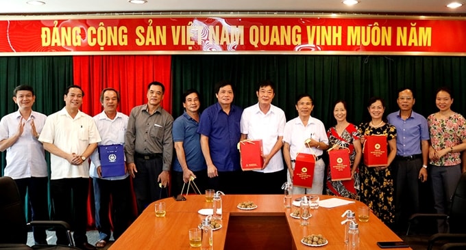 Đồng chí Trần Doãn Tiến và các đồng chí lãnh đạo Báo chụp ảnh lưu niệm với các cán bộ hưu trí của Báo.