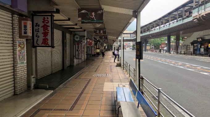 Các cửa hàng bị đóng cửa ở Hakone, tỉnh Kanagawa, là kết quả của đại dịch COVID-19. Ảnh: Nikkei