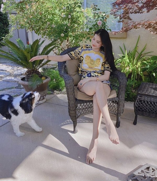 Phạm Hương diện áo phông