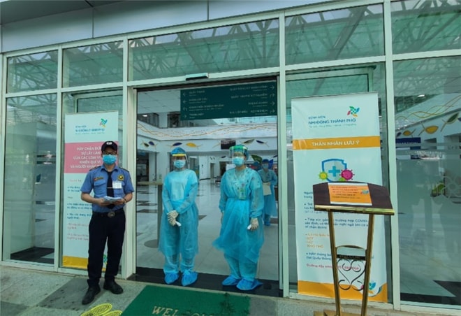 Các nhân viên y tế khám sàng lọc bệnh nhân tại Bệnh viện Nhi đồng Thành phố đều phải mặc đồ bảo hộ phòng dịch Covid-19. Ảnh: internet.