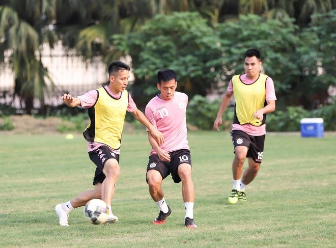 Hà Nội FC ngừng tập 14 ngày phòng tránh dịch bệnh Covid-19, Văn Hậu cũng cách ly 14 ngày. Ảnh: internet.
