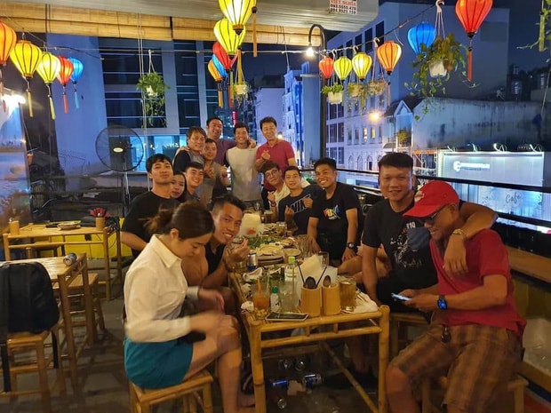 Hình ảnh trong bữa tiệc chia tay HLV Chung Hae-seong có sự góp mặt của cặp đôi Công Phượng - Viên Minh. Ảnh: internet.