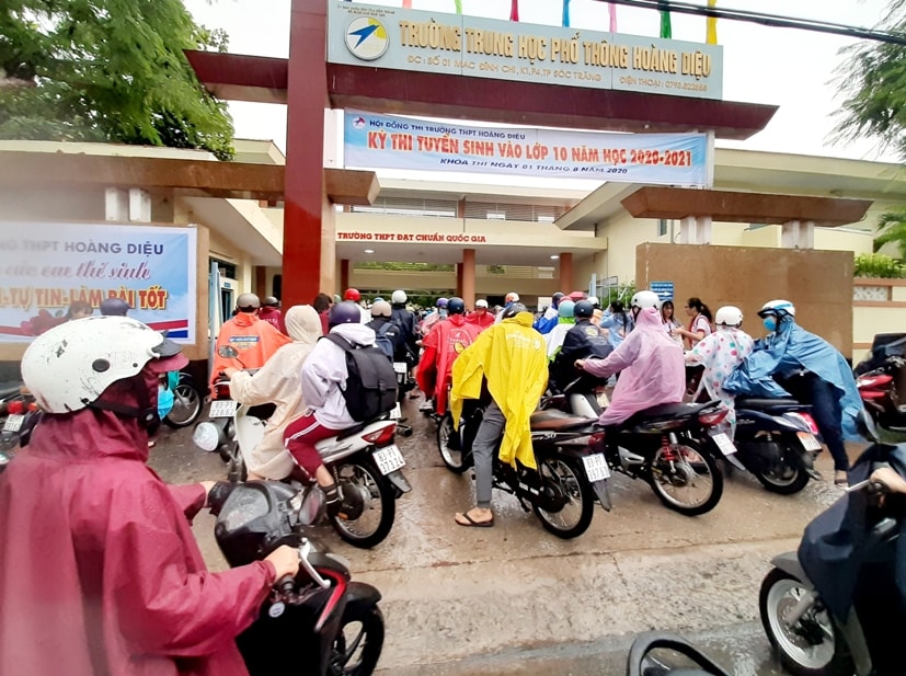 Hơn 11.000 thí sinh tỉnh Sóc Trăng đội mưa đến trường thi tuyển lớp 10. Ảnh: internet.