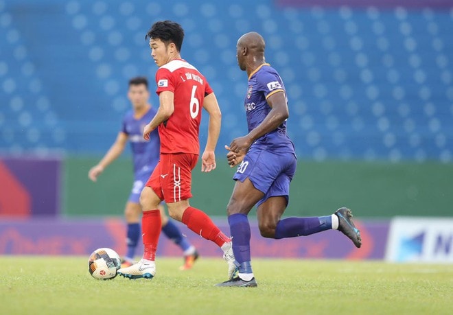 Tiền đạo Toure (20) gây thất vọng khi xoay trở chậm, đang rượt theo Xuân Trường. Ảnh: internet.