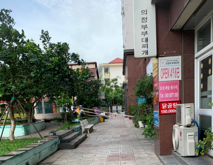 Chung cư hơn 300 người ở TP HCM bị phong tỏa. Ảnh: TL.