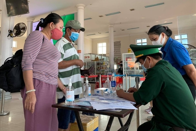 Người dân Lý Sơn khai báo y tế ở cảng Sa Kỳ, một trong những cảng được kiểm soát chặt để chống Covid-19. Ảnh: Thạch Thảo.