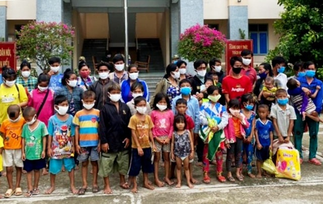 Phát hiện 41 người lớn, trẻ em đi xuồng máy từ Campuchia về Việt Nam. Ảnh: TL.
