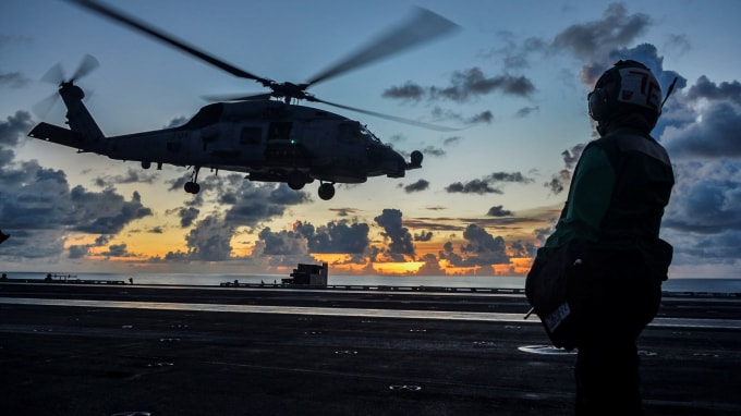Một máy bay trực thăng cất cánh từ tàu sân bay USS Ronald Reagan của Hải quân Hoa Kỳ ở Biển Đông vào ngày 17 tháng 7 - Ảnh: Reuters