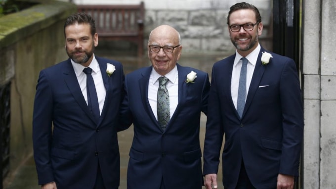 Ông trùm truyền thông Rupert Mudoch và hai con James (phải) và Lachlan - Ảnh: Wireimage