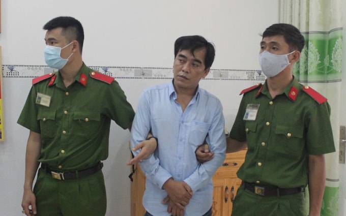 Lực lượng công an dẫn giải đối tượng Tính, khám xét nơi ở tại ngôi nhà không số tổ 18, khu phố An Hoà, Phường Hoá An. TP. Biên Hoà. Ảnh: TL