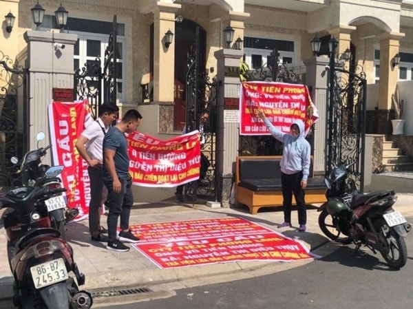 Khách hàng căng băng rôn, tố cáo Nguyễn Thị Diệu Thúy, Vũ Tiến Hường lừa đảo