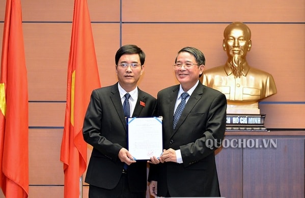 Chủ nhiệm Ủy ban Tài chính - Ngân sách Nguyễn Đức Hải trao quyết định cho ông Hoàng Quang Hàm. Ảnh: quochoi.vn