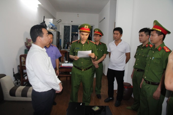 Lực lượng chức năng đọc lệnh bắt giam với bị can Kim Văn Bốn