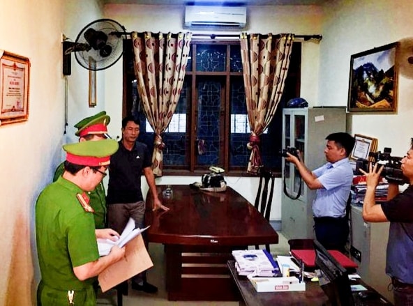 Tống đạt lệnh khám xét phòng làm việc của ông Nguyễn Tâm Long, Quyền trưởng phòng Chính sách (Ban Dân tộc tỉnh Nghệ An)