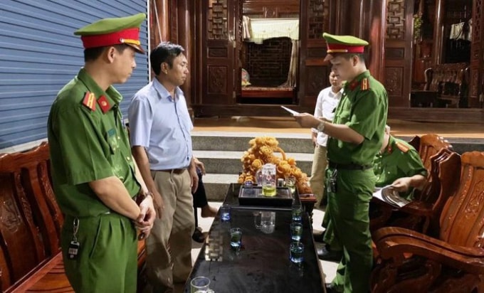 Phòng Cảnh sát kinh tế, Công an tỉnh Nghệ An thực hiện lệnh khám xét nơi ở và bắt khẩn cấp giám đốc Lê Văn Sơn.