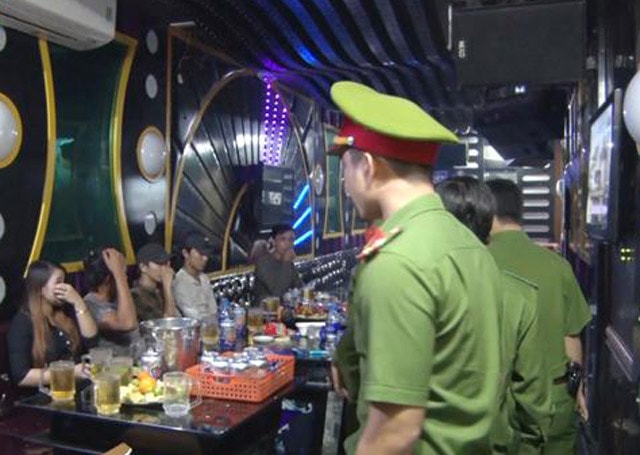 Lực lượng chức năng kiểm tra một quán karaoke.