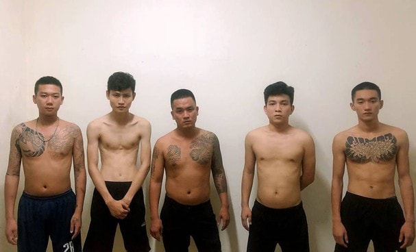 Các đối tượng bị lực lượng chức năng bắt giữ, khởi tố trong vụ việc (từ trái qua phải) gồm: Lê Thanh Sơn, Nguyễn Hoàng Hà, Trần Hồng Sơn, Hồ Bảo Chung, Nguyễn Văn Trường. Ảnh: cơ quan công an