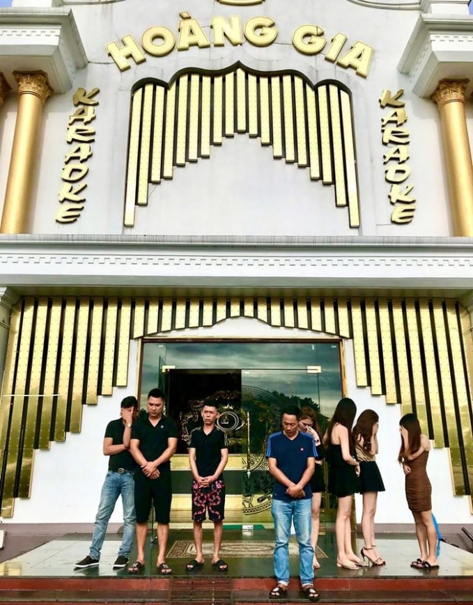 Các đối tượng tham gia hát karaoke, sử dụng ma túy tại quán karaoke Hoàng Gia.