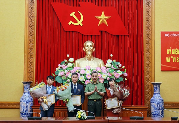 Bộ trưởng Tô Lâm trao Kỷ niệm chương “Bảo vệ an ninh Tổ quốc” tặng 03 đồng chí lãnh đạo Tạp chí Cộng sản. Ảnh Minh Anh