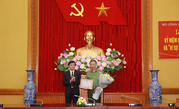Đồng chí Đoàn Minh Huấn, Tổng Biên tập Tạp chí Cộng sản trao Kỷ niệm chương “Vì sự nghiệp Tạp chí lý luận của Đảng” tặng Đại tướng, GS.TS Tô Lâm, Ủy viên Bộ Chính trị, Bộ trưởng Bộ Công an. Ảnh Minh Anh