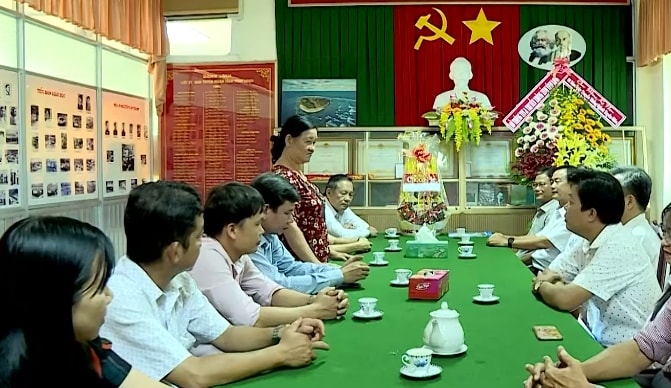 Hội Nhà báo Vĩnh Long thăm chúc mừng Ban Tuyên giáo nhân kỷ niệm 90 năm ngày truyền thống. (ảnh: thvl.vn)