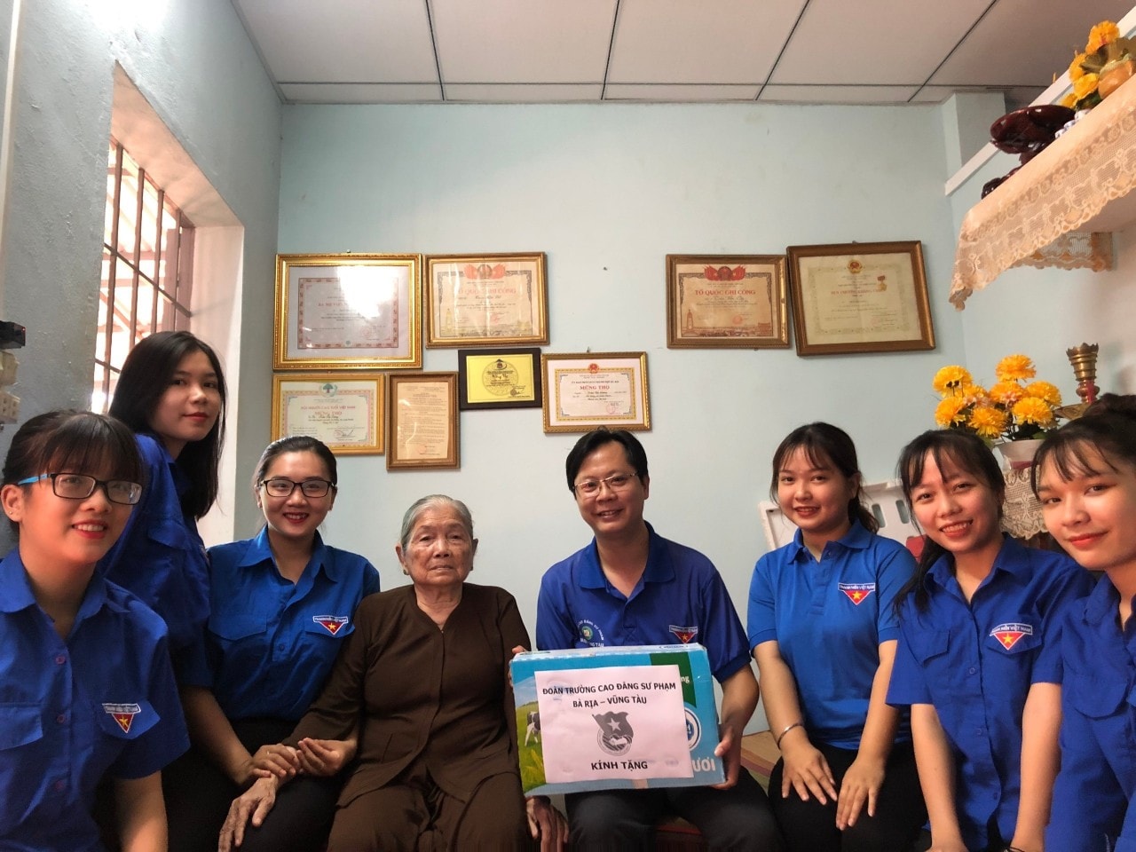 Đoàn viên, Thanh niên Bà Rịa - Vũng Tàu thăm hỏi và tặng quà cho mẹ Việt Nam Anh Hùng Trần Thị Lưỡng.