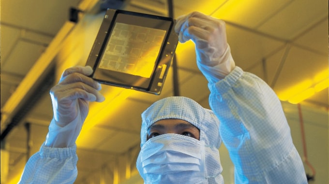 Một kỹ sư TSMC làm việc trong phòng sạch tại nhà máy sản xuất chất bán dẫn của công ty tại Đài Loan. Các nhà sản xuất chip của Đài Loan đã giúp hỗ trợ nền kinh tế của hòn đảo trong đại dịch coronavirus. Ảnh: TSMC