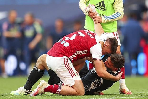 Hình ảnh Martinez bật khóc khi Arsenal lên ngôi vô địch. Ảnh: internet.