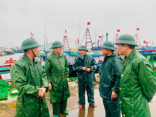 Đoàn công tác số 2 của Bộ chỉ huy BĐBP tỉnh do Đại tá Dương Hồng Hải, Phó chỉ huy trưởng làm trưởng đoàn tiếp tục kiểm tra công tác ứng phó bão số 2 tại địa bàn TX Cửa Lò. Ảnh: internet.