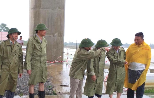 Chiều 1/8, ông Hoàng Nghĩa Hiếu - Phó Chủ tịch UBND tỉnh Nghệ An đã đi kiểm tra công tác ứng phó với cơn bão số 2 tại một số công trình thủy lợi trọng điểm. Ảnh: internet.