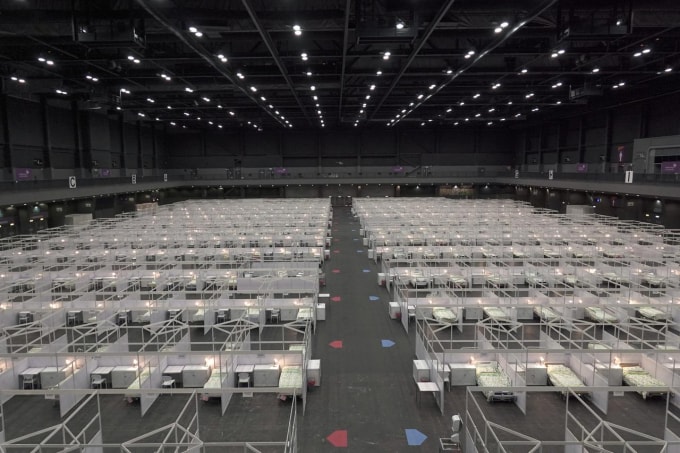 Trung tâm AsiaWorld Expo biến thành nơi điều trị cho các bệnh nhân nhiễm Covid-19. Ảnh: Reuters