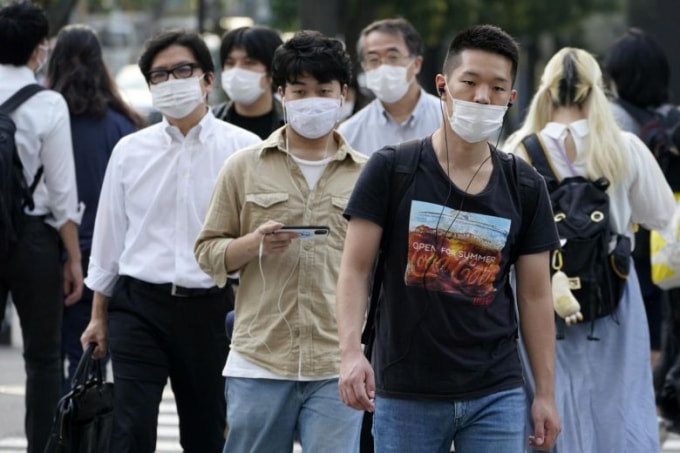 Người dân Tokyo đeo khẩu trang khi ra đường. Ảnh: EPA